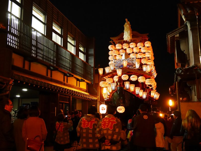 xe diễu hành trong lễ hội inuyama về đêm xe diễu hành trong lễ hội inuyama về đêm